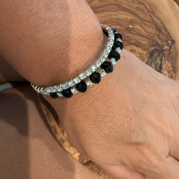 Elegant Black and Silver Bracelet - Picture 4 of 5
